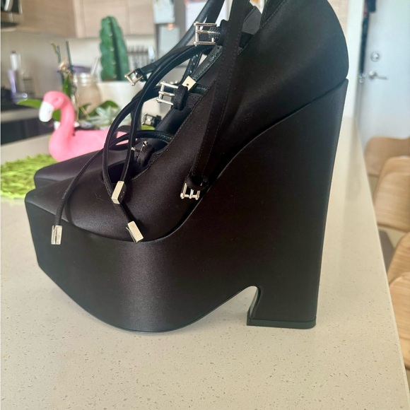 Versace Tempest Pump 
Size 39.5 (runs small, fits like an 8 US)
Only tried on - Picture 5 of 7